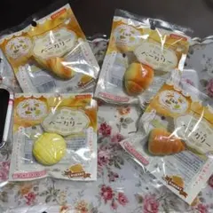 スクイーズふわふわパン型4個セット、あま〜い香り付き。