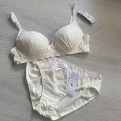 【新品】ノンワイヤー＊ワイヤーなしブラジャーショーツ２点セット＊パステルイエロー