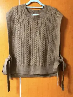 ケーブルニットベスト