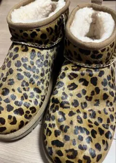 新品未使用☆UGG キッズ　ヒョウ柄ブーツ リボン付き Amazon | [アグ] ヒョウ柄ブーツ Fluff Mini Quilted Leopard