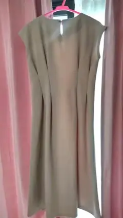 新品美品　ベージュ ノースリーブ ワンピース　インデックス