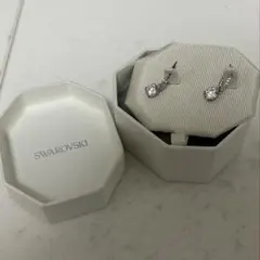 Swarovski Stilla ドロップピアス　ホワイト　箱、紙袋付き