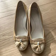 タッセル付きベージュパンプス 中ヒール