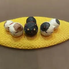 猫の置物 3匹セット 黄色い台座付き