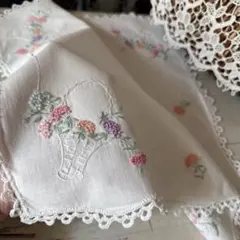アンティークஐ⋆*オレンジ花柄刺繍の小さなクロス・3枚セット - メルカリ