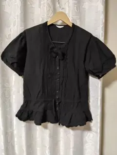 COYSEIO 黒 フリル付きボタンシャツ 半袖　2 COYSEIO 黒 フリル付きボタンシャツ 半袖 2 - メルカリ