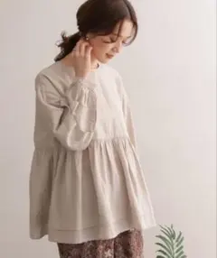 URBAN RESEARCH DOORS リヨセルリネンギャザーブラウスのサムネイル