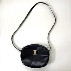 フェラガモ ヴァラ金具 レザーショルダーバッグ ブラック