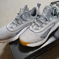 グレー 波状パターン スニーカー