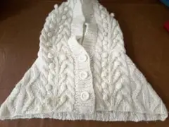 ジェニイ　白いニットポンチョ 3ボタン