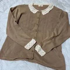 濃いベージュ　レース　花柄　モチーフ　かぎ針　ニットカーディガン レース襟付き