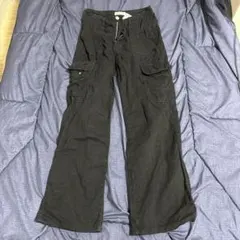 黒のカーゴパンツ 複数ポケット