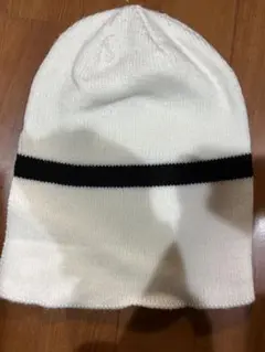 ホワイトニット帽 黒いストライプ付き