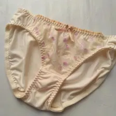 新品未使用　Mサイズ　クリーム色　ベージュ　花柄　ショーツ　下着　刺繍入り
