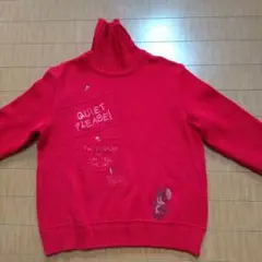 赤いタートルネックセーター