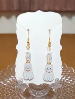 ハンドメイド　猫　ネコ　ピアス　白猫　動物　アニマル　パール　レジン