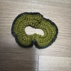 オリーブグリーンとブラックのシュシュ