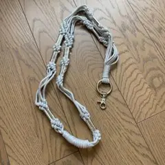スコットクラブ　スマホショルダーストラップ シルバー 編み込みデザイン