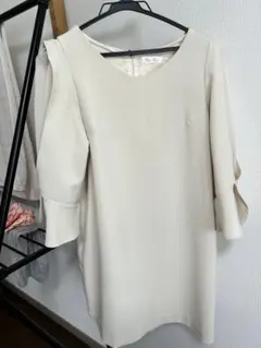 ベージュ フリル付き Vネック ワンピース M