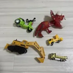 ミニカーと恐竜のセット