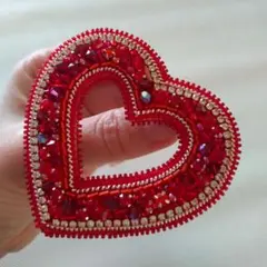♡ハンドメイド♡ビーズ刺繍ブローチ…オープンハート…赤