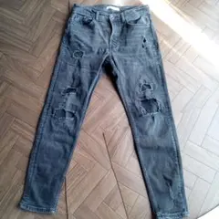 ザラ　ブラックジーンズ　ダメージ加工