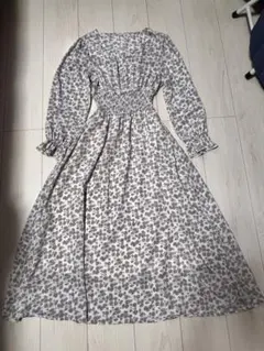 花柄の可愛いロングワンピース　Vネック　ピンク系