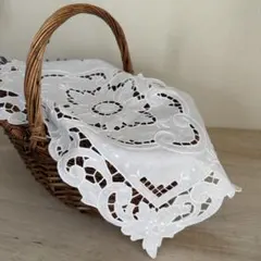 カットワークと白糸刺繍のドイリーのサムネイル