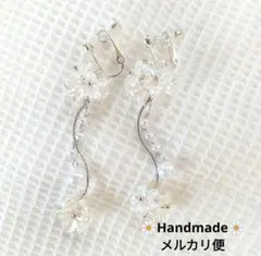 920.お花イヤリング✾匿名配送✾送料込み✾ホワイトフラワー小花ゆらゆら揺れる