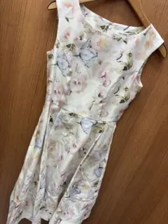 新品未使用タグ付き！L'EST ROSE フラワープリントワンピース　Sサイズ！