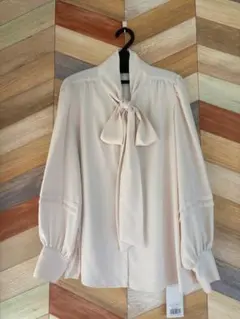 JUSGLITTYピンクベージュ長袖ブラウス