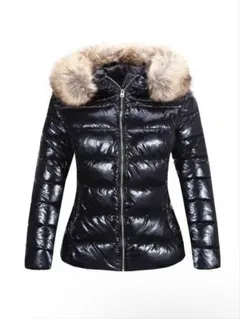 光沢の黒ダウンジャケット ファー付き