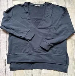 ネイビーVネック トレーナー　Mサイズ