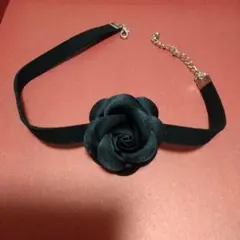 黒い花のチョーカー