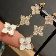 クローバーモチーフ　3連 ロング　ピアス ゴールド　ホワイト　ラインストーン