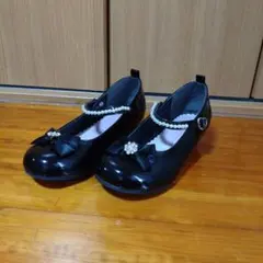 黒いフォーマルシューズ パールストラップ付き　21.0cm