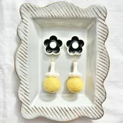 ⚠️先にコメントお願いします⚠️レトロフラワーと羊毛ボールのピアス　イヤリング