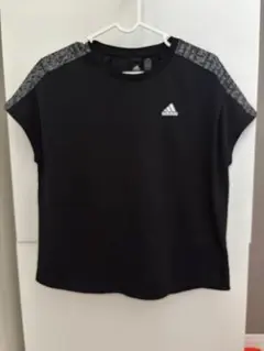 アディダス　ブラック　スポーツTシャツ