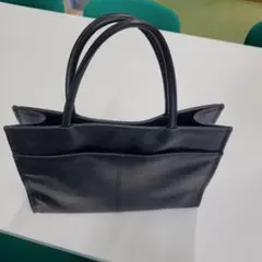 コムサイズム　黒いレザービジネスバッグ