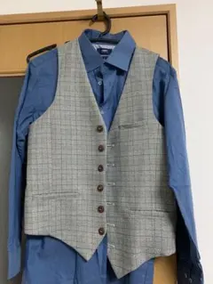 グレーのチェック柄ベストと青いシャツセット