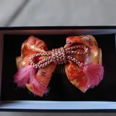 オレンジ色のリボン型髪飾り