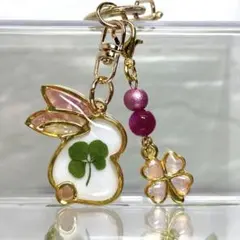 四つ葉のクローバー兎ホワイト ピンクトルマリン&ローズクォーツレジンキーホルダー