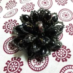 ボリュームたっぷり　昭和レトロな花形ブローチ