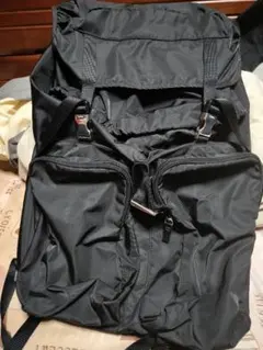 プラダ ナイロン 三角プレートロゴ リュック バックパック 大容量 黒 V136