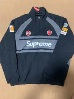Supreme × Ducati V4ジャケット、スポーティでスタイリッシュ