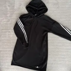 美品 adidas ブラック フード付きパーカー レディース
