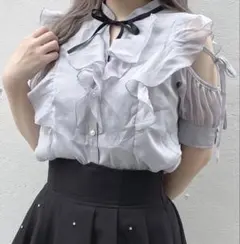 《abc une face 》ダブルフリル肩開きブラウスのサムネイル