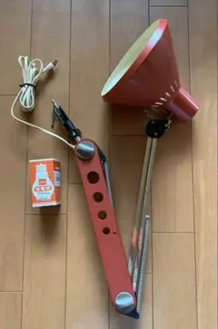 赤いアーム式デスクライト