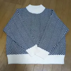 白黒ジグザグ模様ハイネックニット