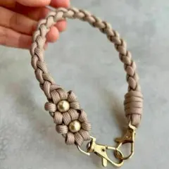 花2つ　パラコード　ストラップ　ベージュ　コットンパール　ハンドストラップ